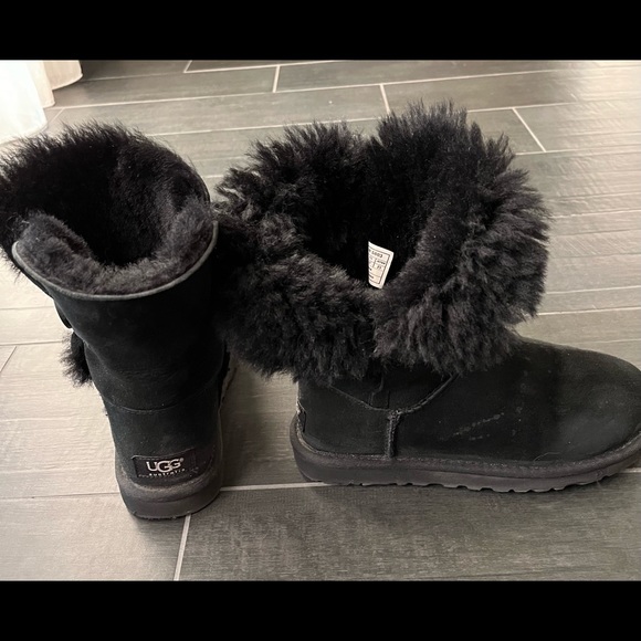 UGG Black Bailey Button sz 6 - Picture 3 of 11